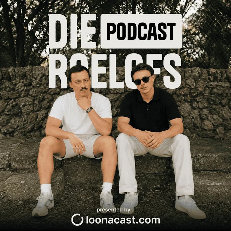 Cover von Die Roelofs Podcast: Schriftzug über zwei Brüdern auf einer Steinmauer
